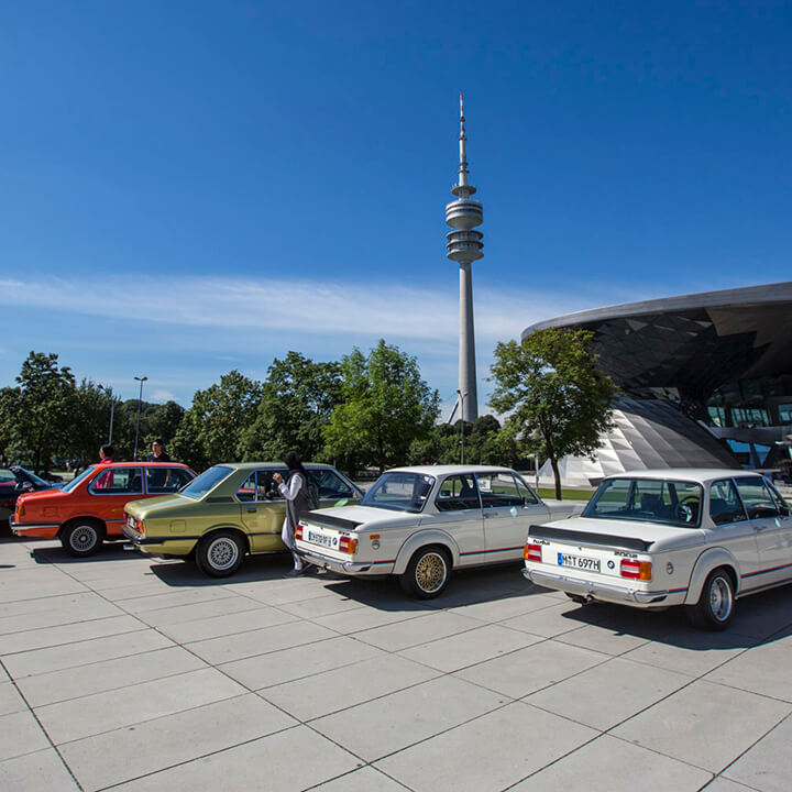 Ansicht von mehreren nebeneinander geparkten BMW Fahrzeugen.