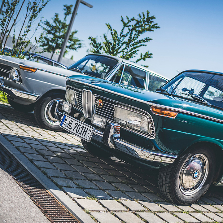 zwei historische BMW Fahrzeuge