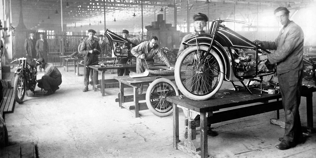BMW Arbeiter bei der Fertigung des BMW R 23 Motorrads 1923.