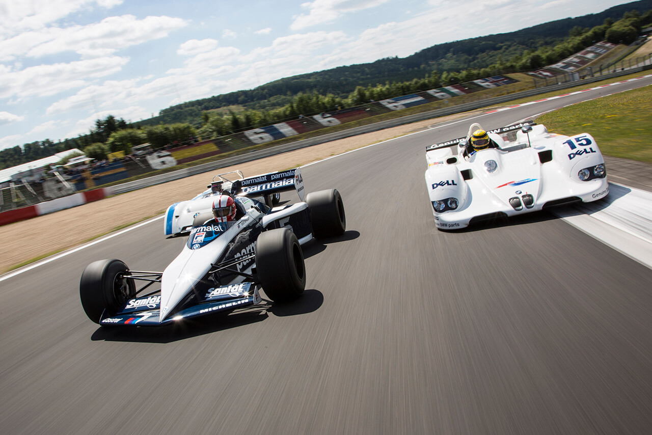 Weiß-blauer BMW Formel 1 Rennwagen auf Rennstrecke