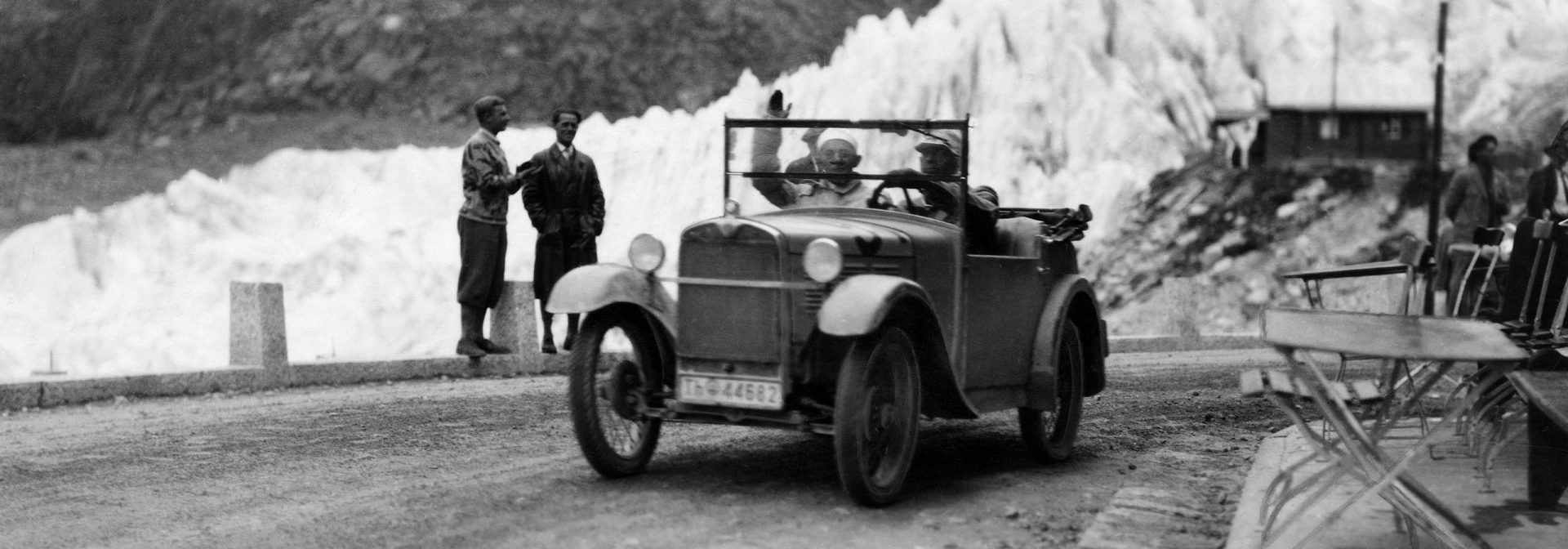 Willy Wagner im BMW 3/15 PS zusammen mit seinem Copiloten bei der Internationalen Alpenfahrt.