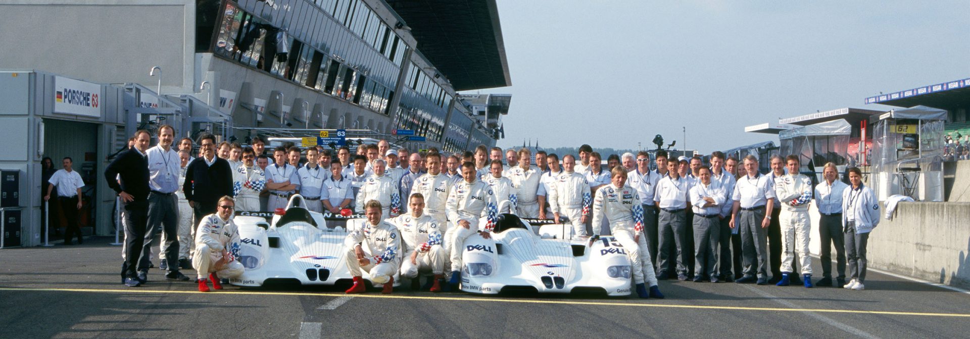 Gesamtsieg bei den 24 Stunden von Le Mans mit dem BMW V12 LMR. Joachim Winkelhock, Pierluigi Martini und Yannick Dalmas fuhren schneller als alle anderen, Teamchef war der österreichische Ex-Formel-1-Fahrer Gerhard Berger. Hier das offizielle Abschlussfoto des gesamten Teams.