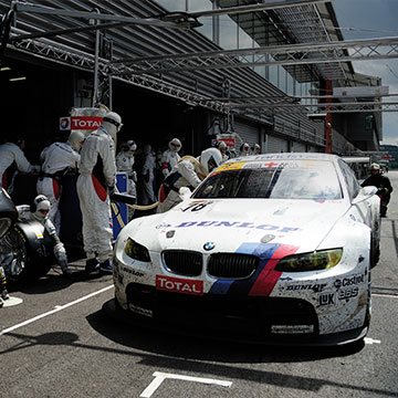 Weißer Motorsport BMW beim Pit Stop / Reifenwechsel
