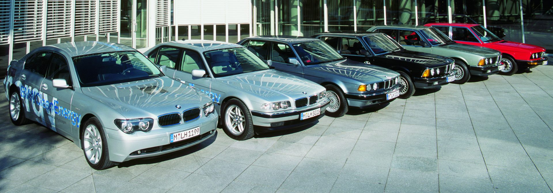 Mehrere BMW Wasserstoff Modelle stehen nebeneinander