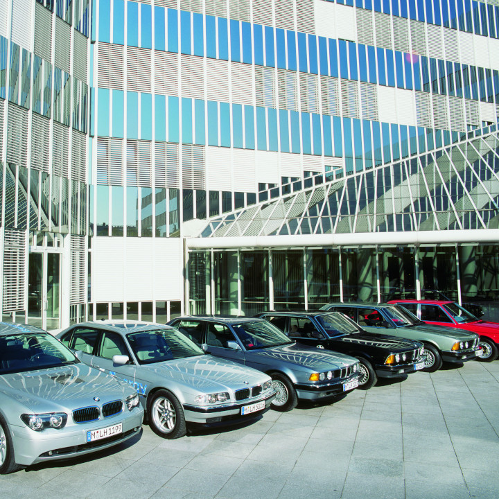 Mehrere BMW Wasserstoff Modelle stehen nebeneinander