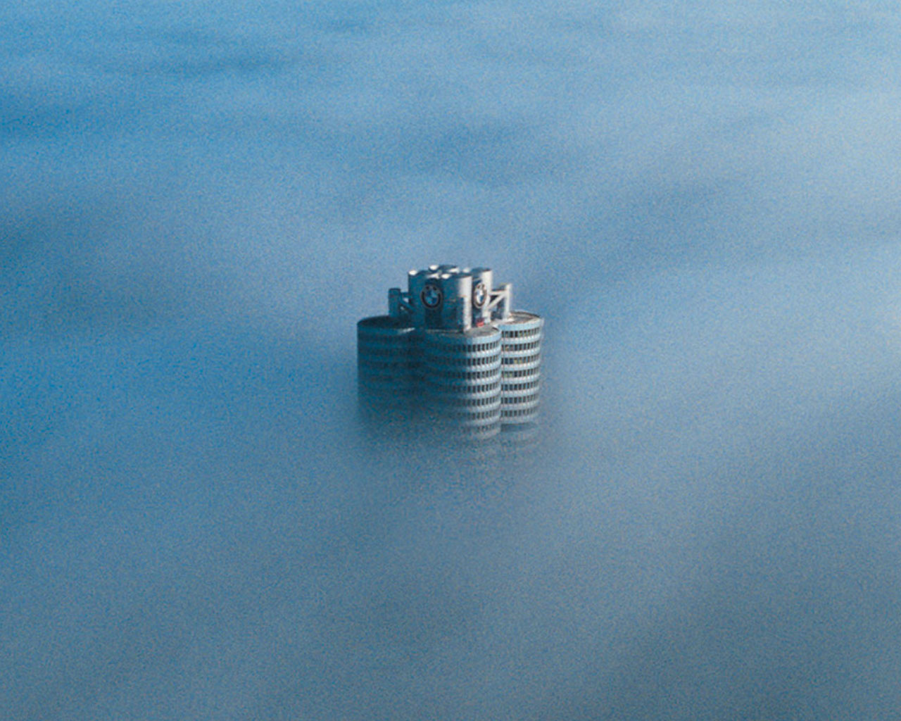 Die spitze des Münchner BMW VIerzylinders in den Wolken