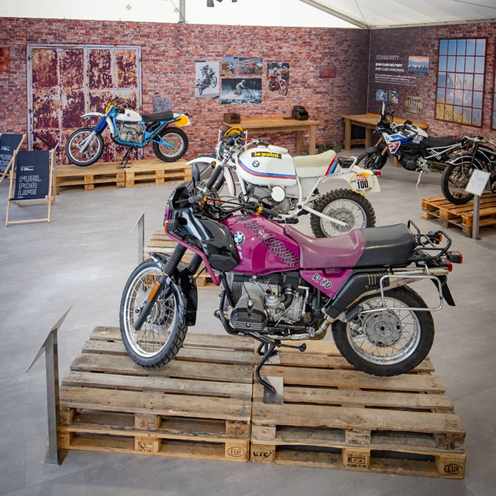 Klassische BMW Motorräder in einem Museum ausgestellt.