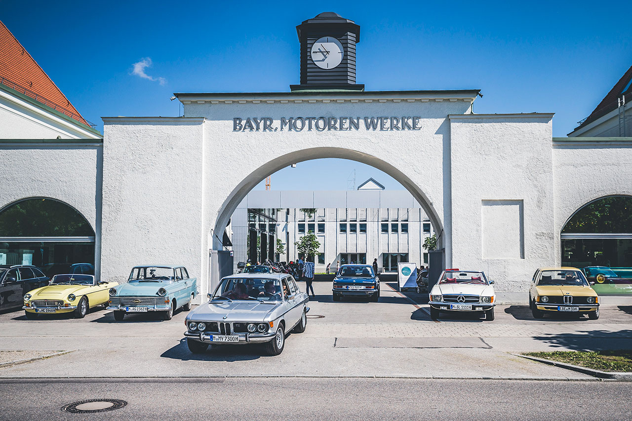 Mehrere Oldtimer vor dem Eingang der Bayrischen Motoren Werke