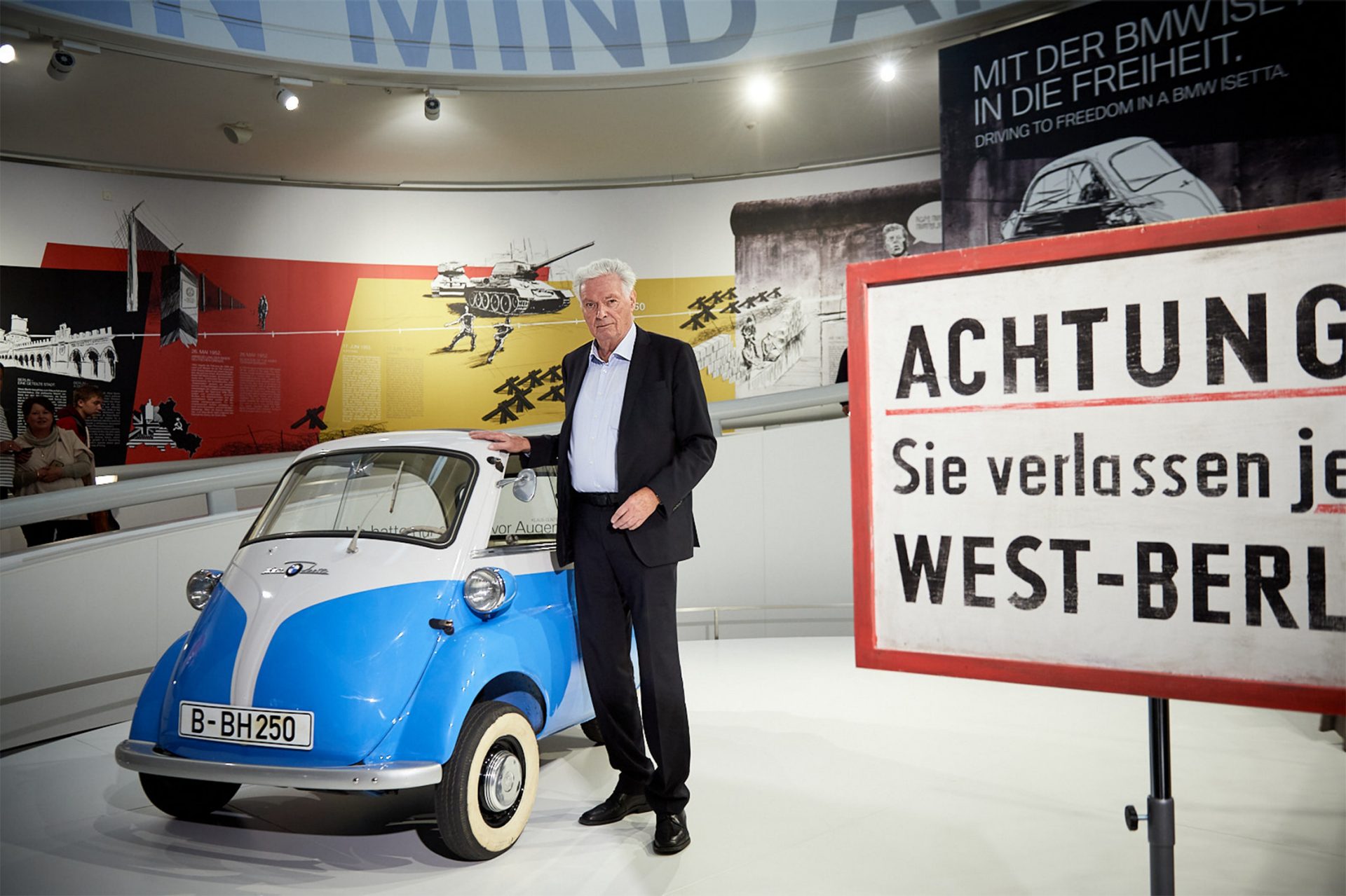 Jacobi neben einer BMW Isetta im BMW Museum