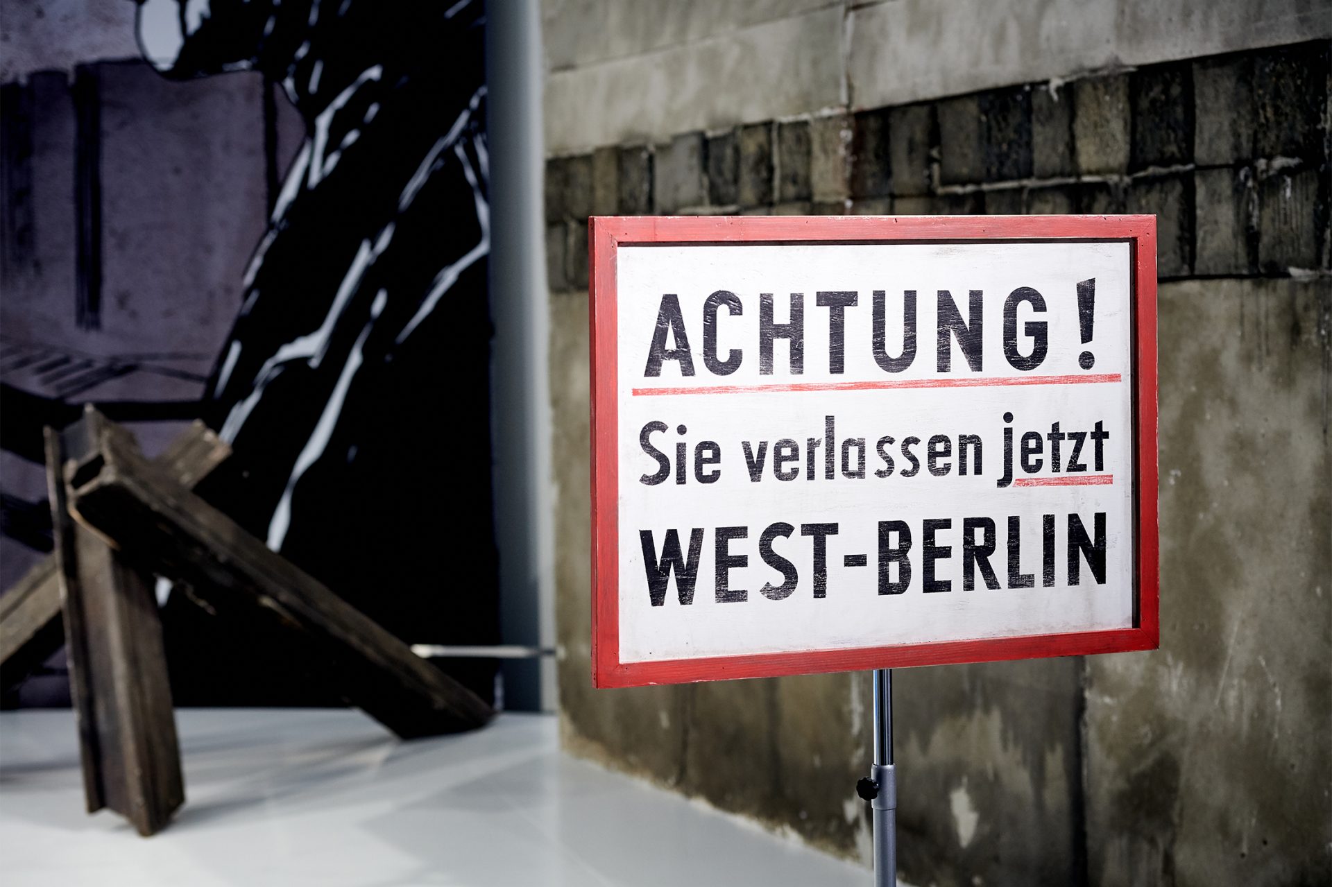 Schild mit Warnhinweis: Sie verlassen jetzt West-Berlin
