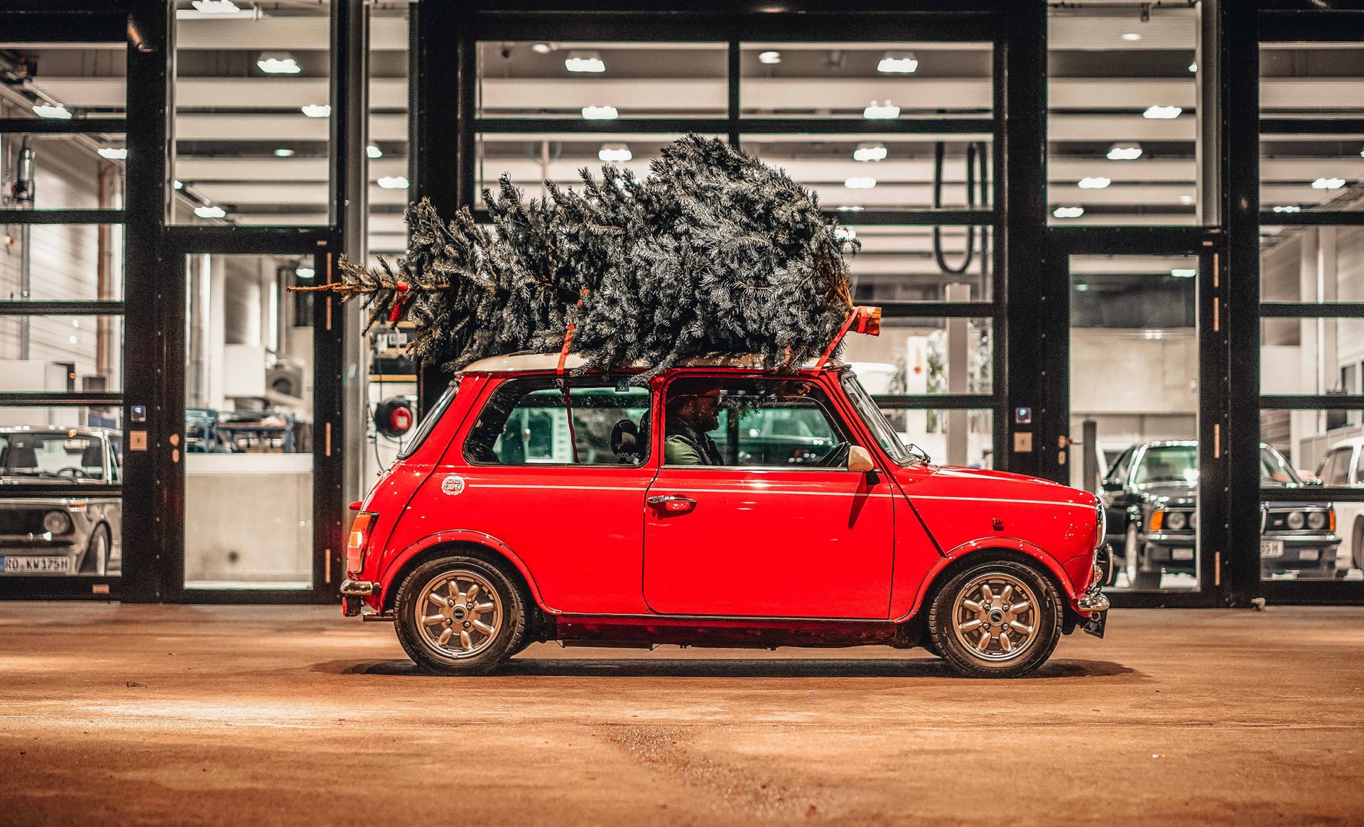 Classic Mini in Feuerrot, Seitenansicht