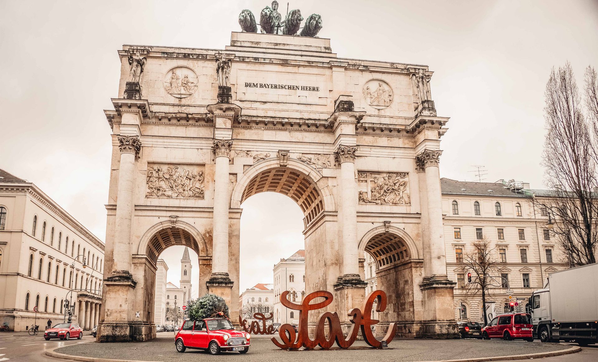 Classic Mini vor Siegestor