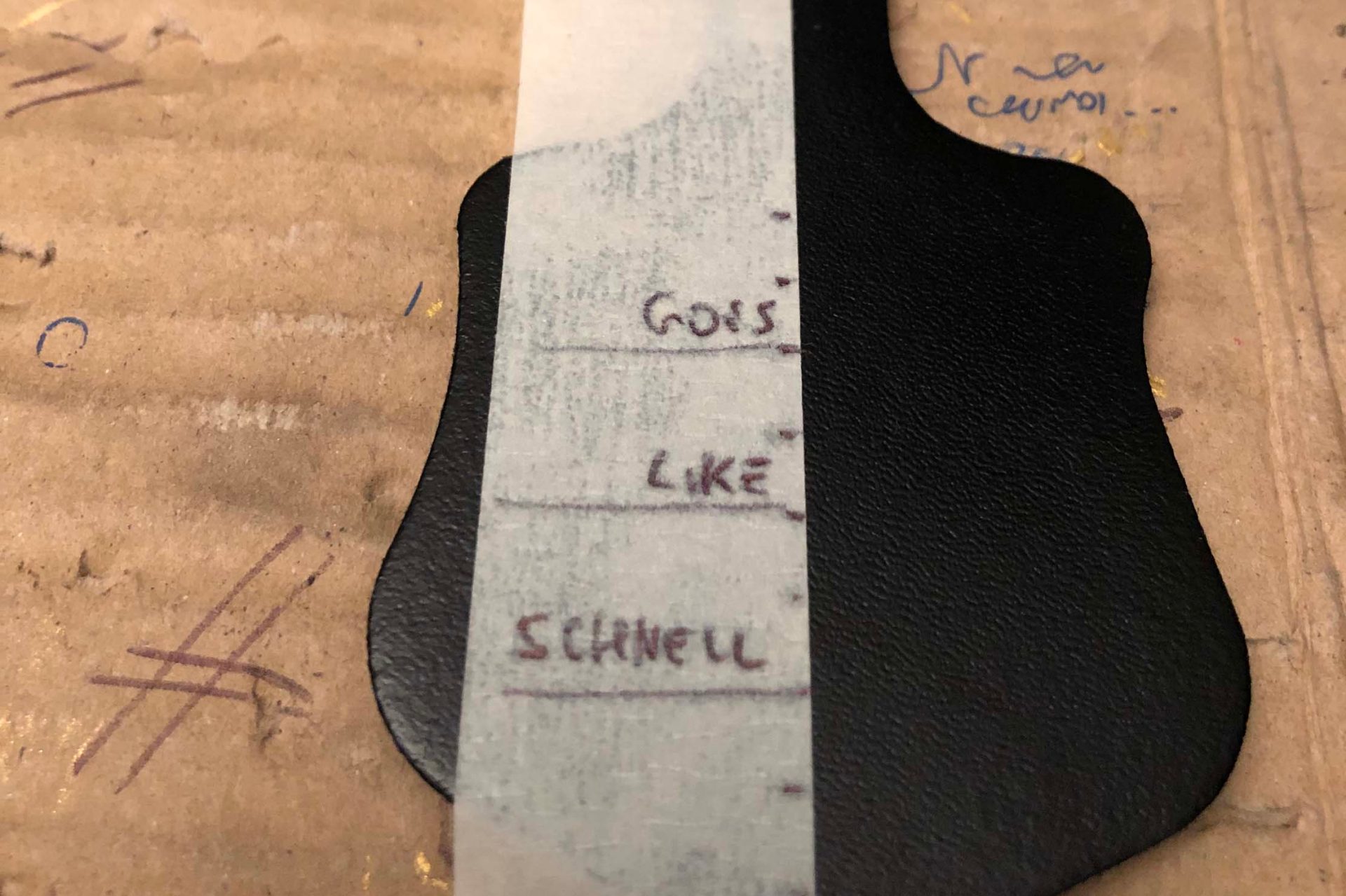 Los geht’s: Unser Schlüsselanhänger wird ausgemessen, damit der Schriftzug später perfekt sitzt.