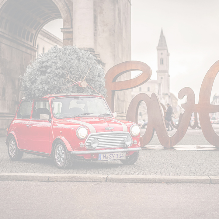 Mini Classic mit Weihnachtsbaum auf dem Dach