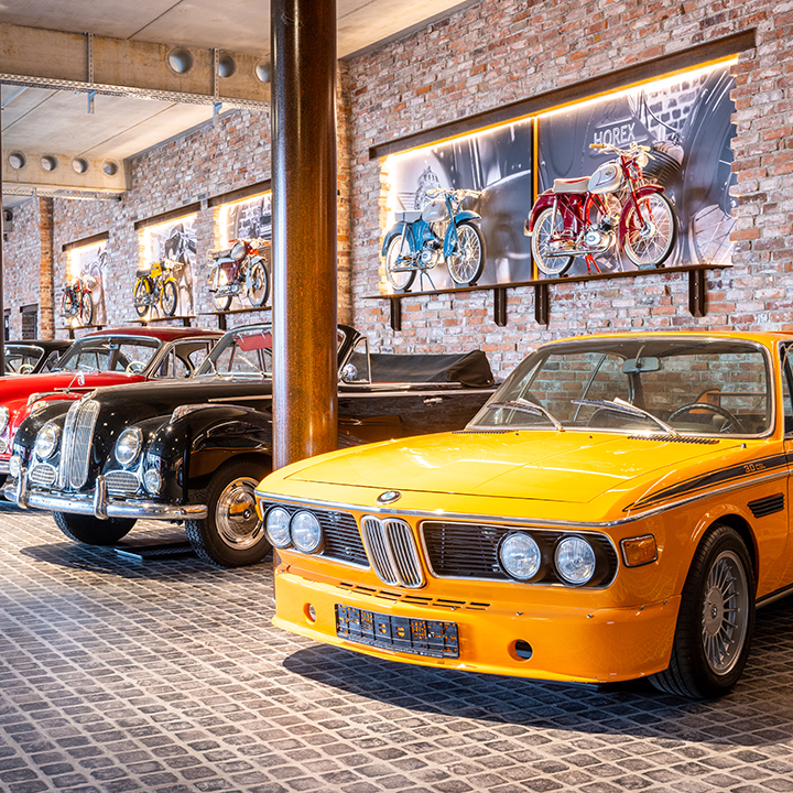 Blick auf mehrere klassische BMW Modelle.