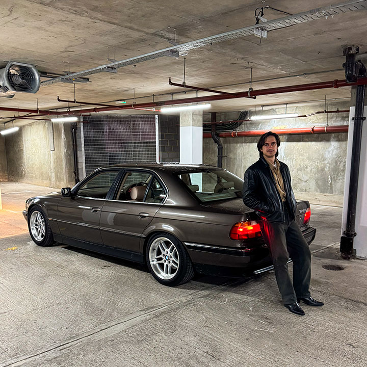 Michal Fidowicz lehnt an dem Kofferraum seines BMW E38 in einer Tiefgarage.