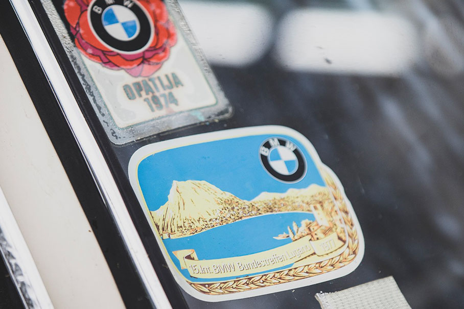 Ein BMW mit bunten Stickern an der Seite, das für einen modernen und kreativen Stil steht.