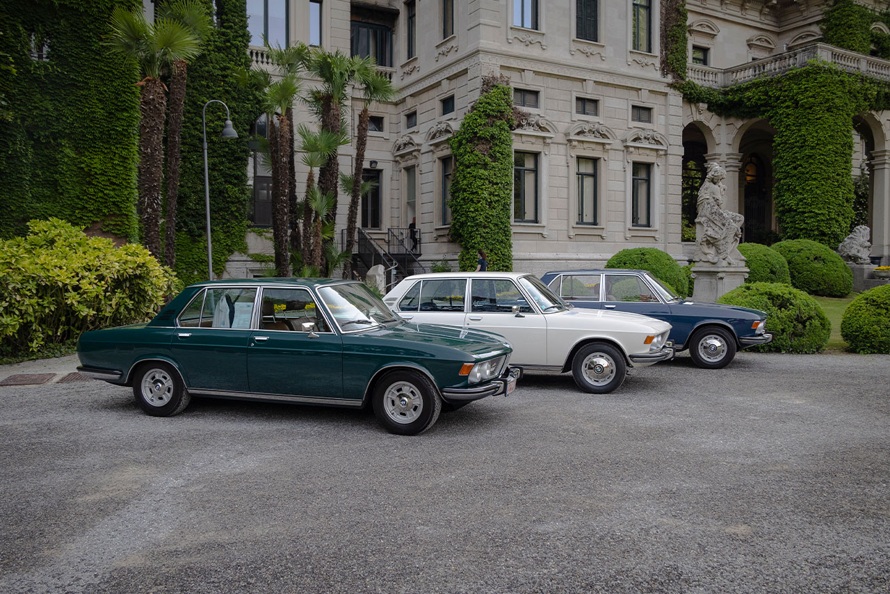 Vor der Villa d'Este stehen drei BMW Klassiker im Garten des Hotels.