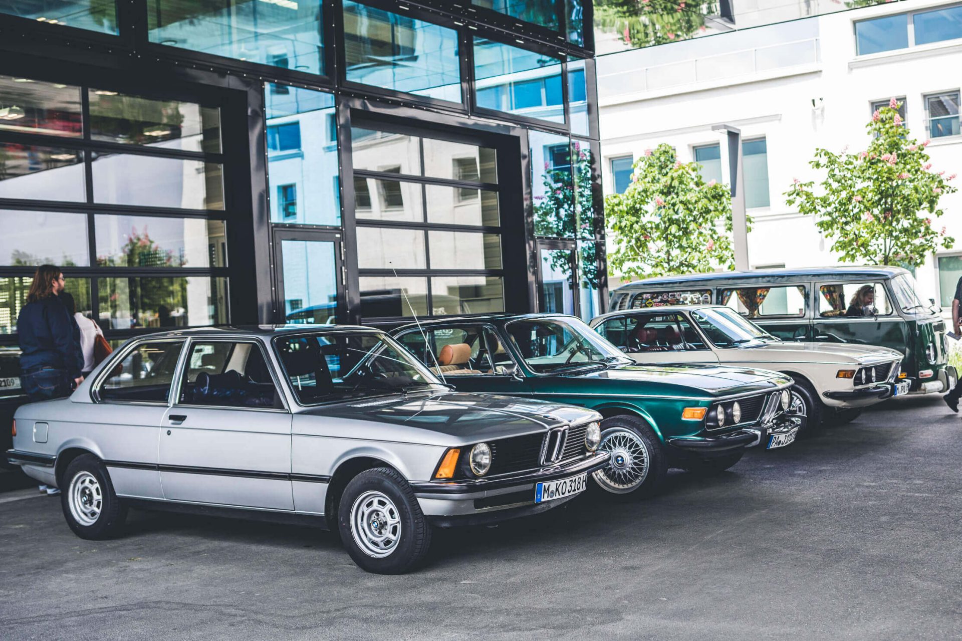 BMW Group Classic Ausstellung vor einem BMW Autohaus.