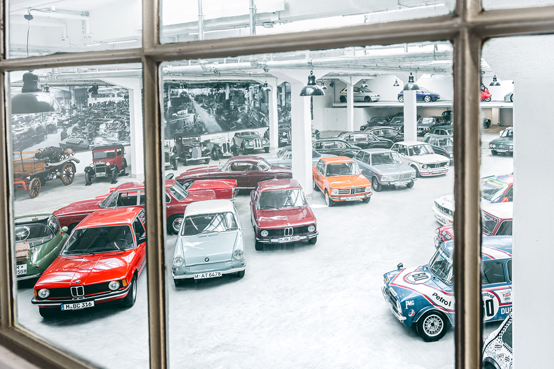 Blick in die Classic Ausstellung mit zahlreichen BMW und MINI Klassikern.