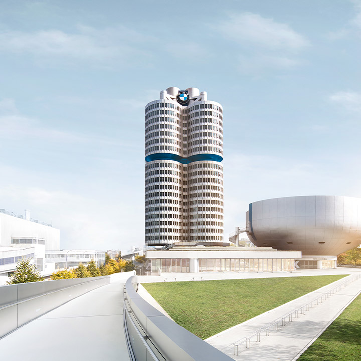 Blick auf den BMW Vierzylinder, auch BMW-Turm und BMW-Hochhaus genannt, ist das Hauptverwaltungsgebäude und Wahrzeichen des Fahrzeugherstellers BMW in München.