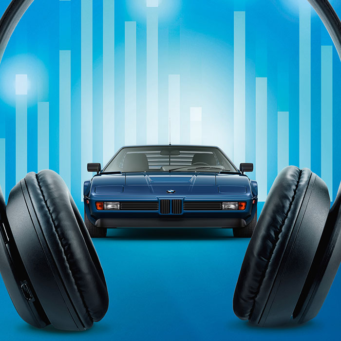 BMW Podcast Classic Heart Symbolbild mit BMW M1 der von einem On-ear Kopfhörer umfasst wird.