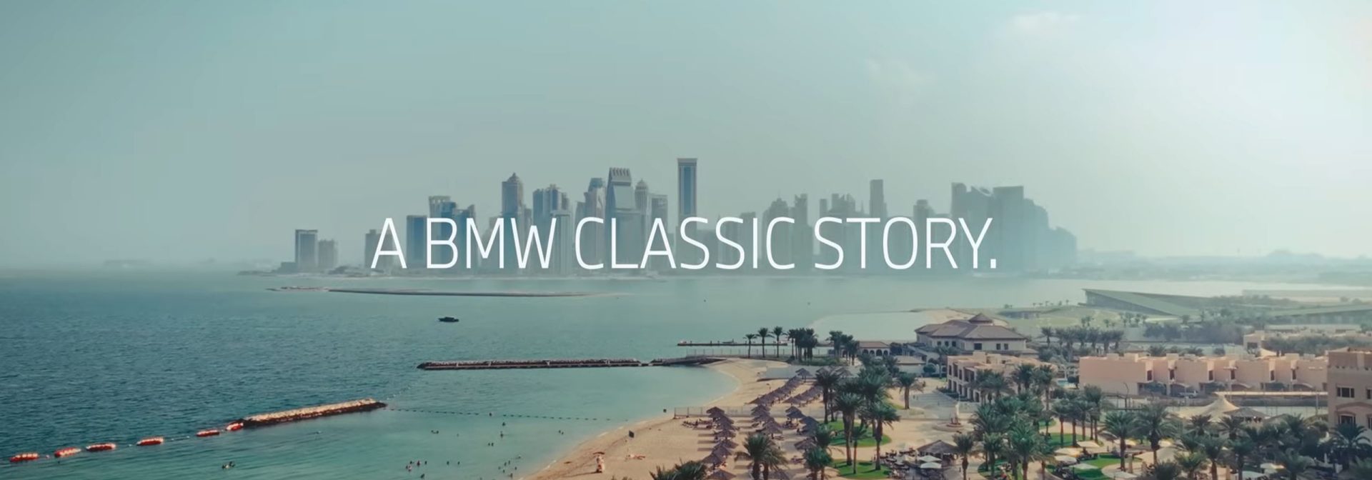 Ein stilvoller BMW, der die Geschichte des Automobils widerspiegelt, umgeben von einer charmanten Kulisse.