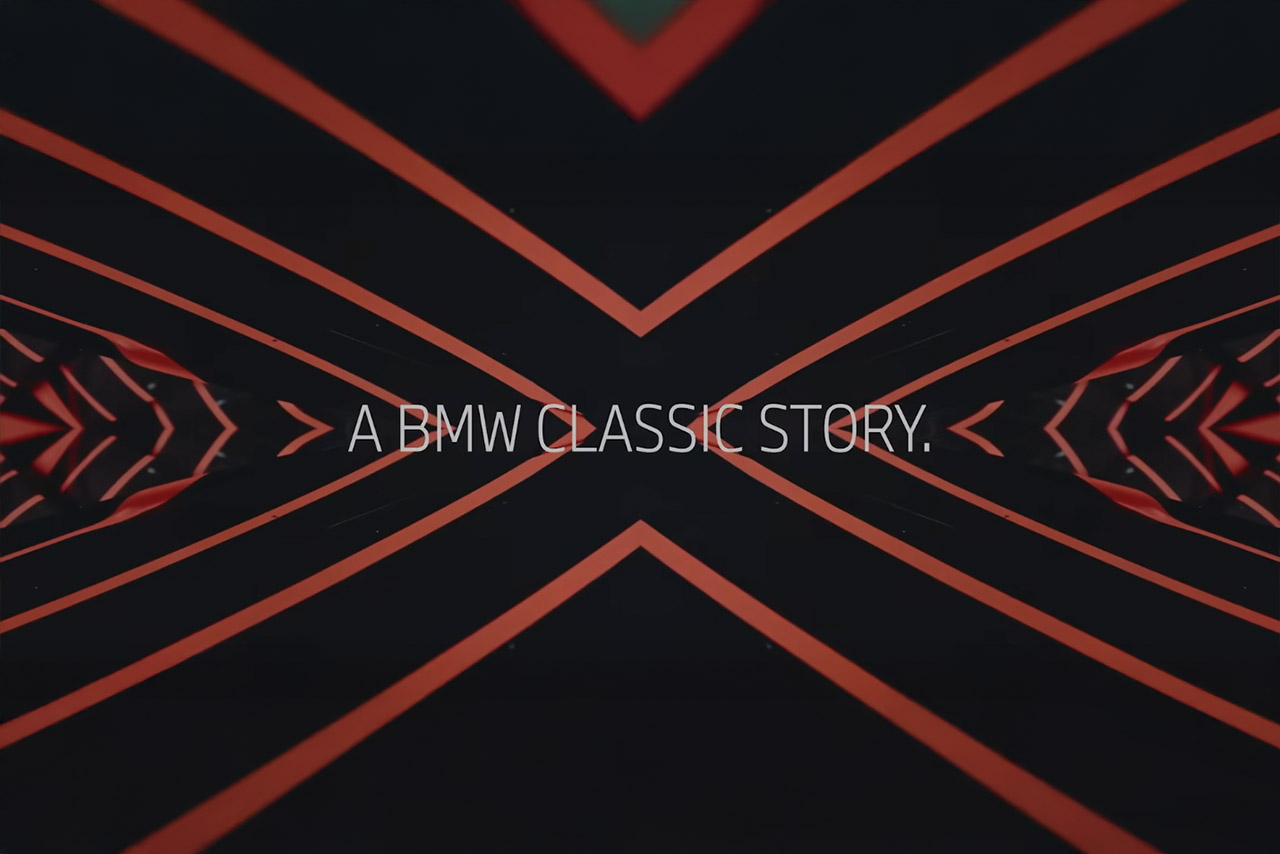 Wir sehen den Startbildschirm der BMW Classic Story "Der Mann hinter der Legende des BMW M1 Procar". 