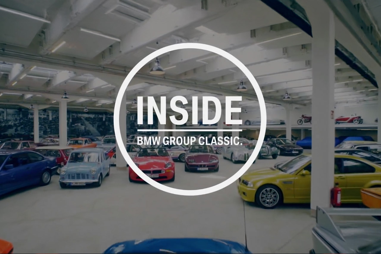 Blick in die Classic Ausstellung mit zahlreichen BMW Klassikern wie einem hellblauen MINI Morris, einem roten BMW Z8, einer BMW Z1 und vielen anderen BMW Klassikern.