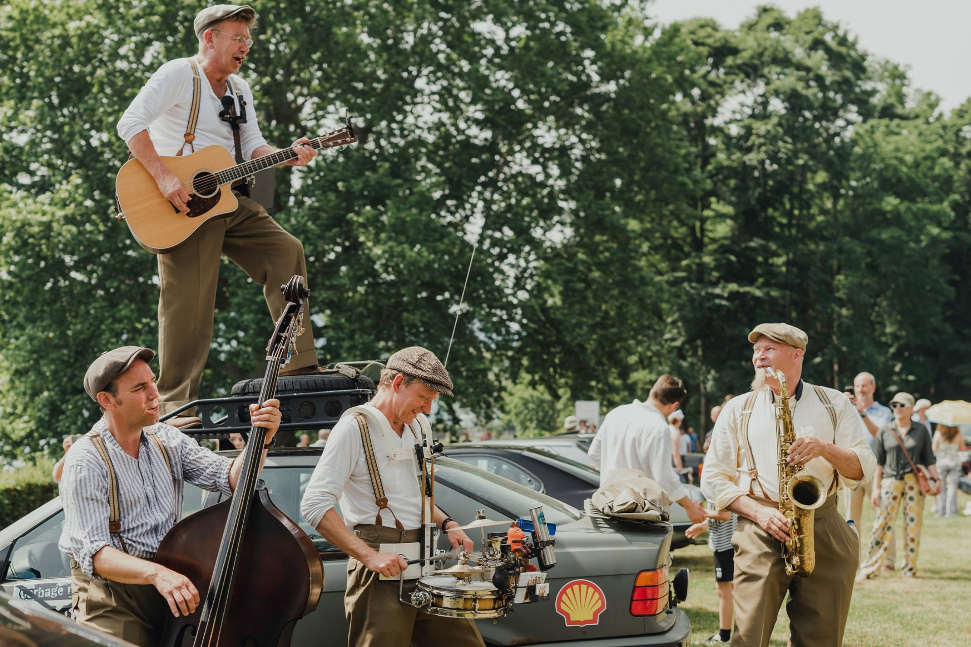 Blick in den Park der Villa d'Este wo eine 4-köpfige Musikergruppe ein Konzert geben.