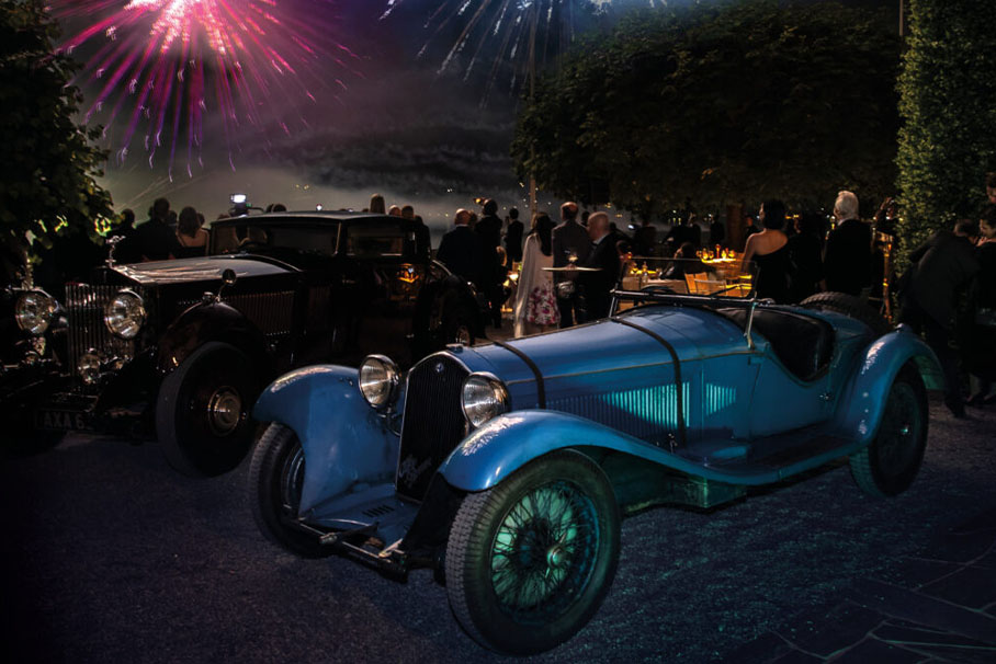 Ein BMW Oldtimer mit Feuerwerk im Hintergrund, das eine festliche Atmosphäre schafft und nostalgische Gefühle weckt.