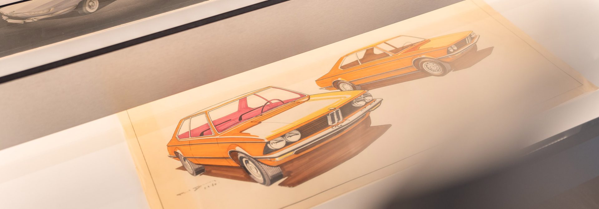 Wandzeichnung eines BMW Autos, ergänzt durch ein Bild eines anderen Fahrzeugs.