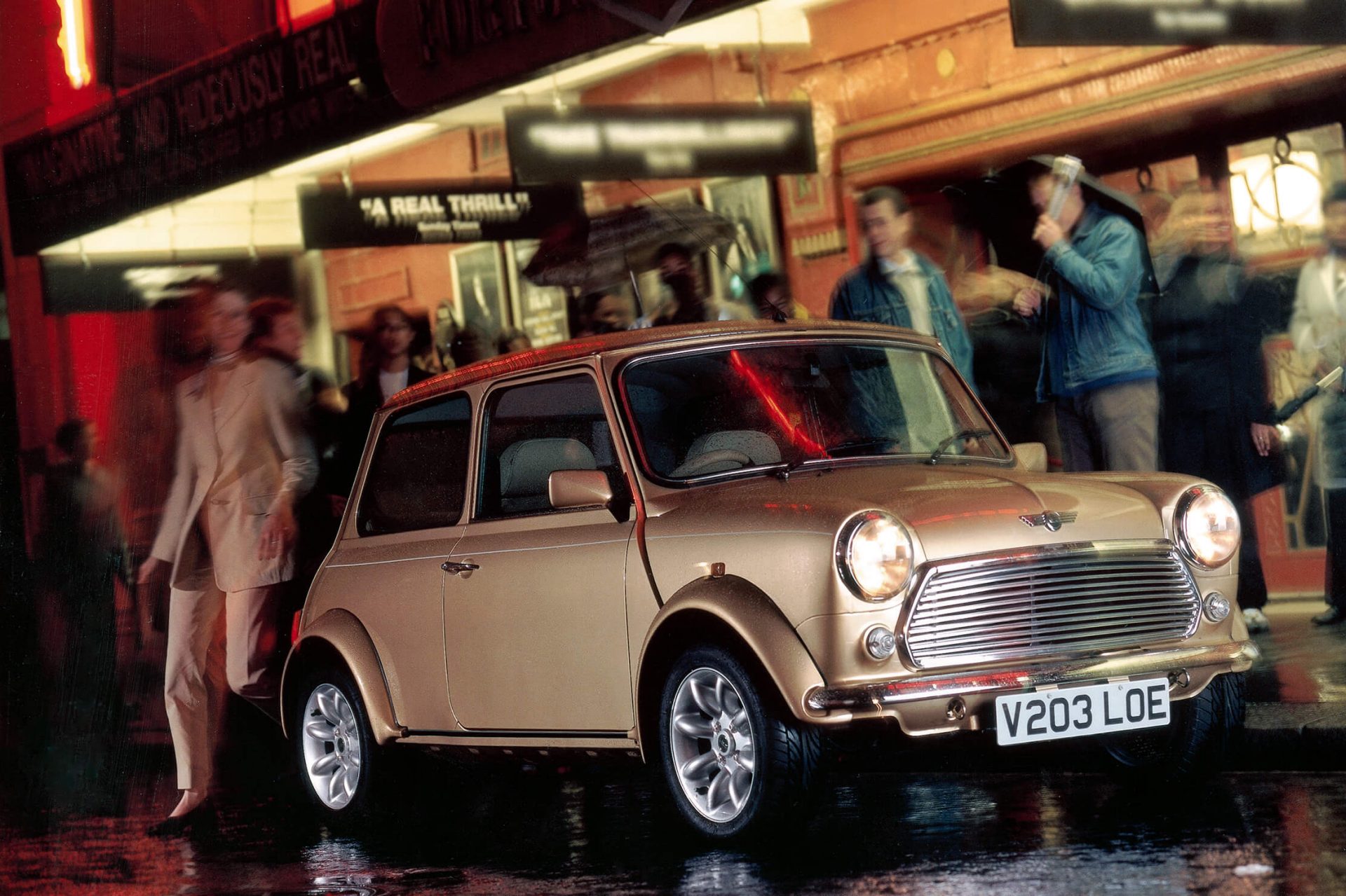 Junge und Mädchen neben MINI Oldtimer in Schwarz-Weiss