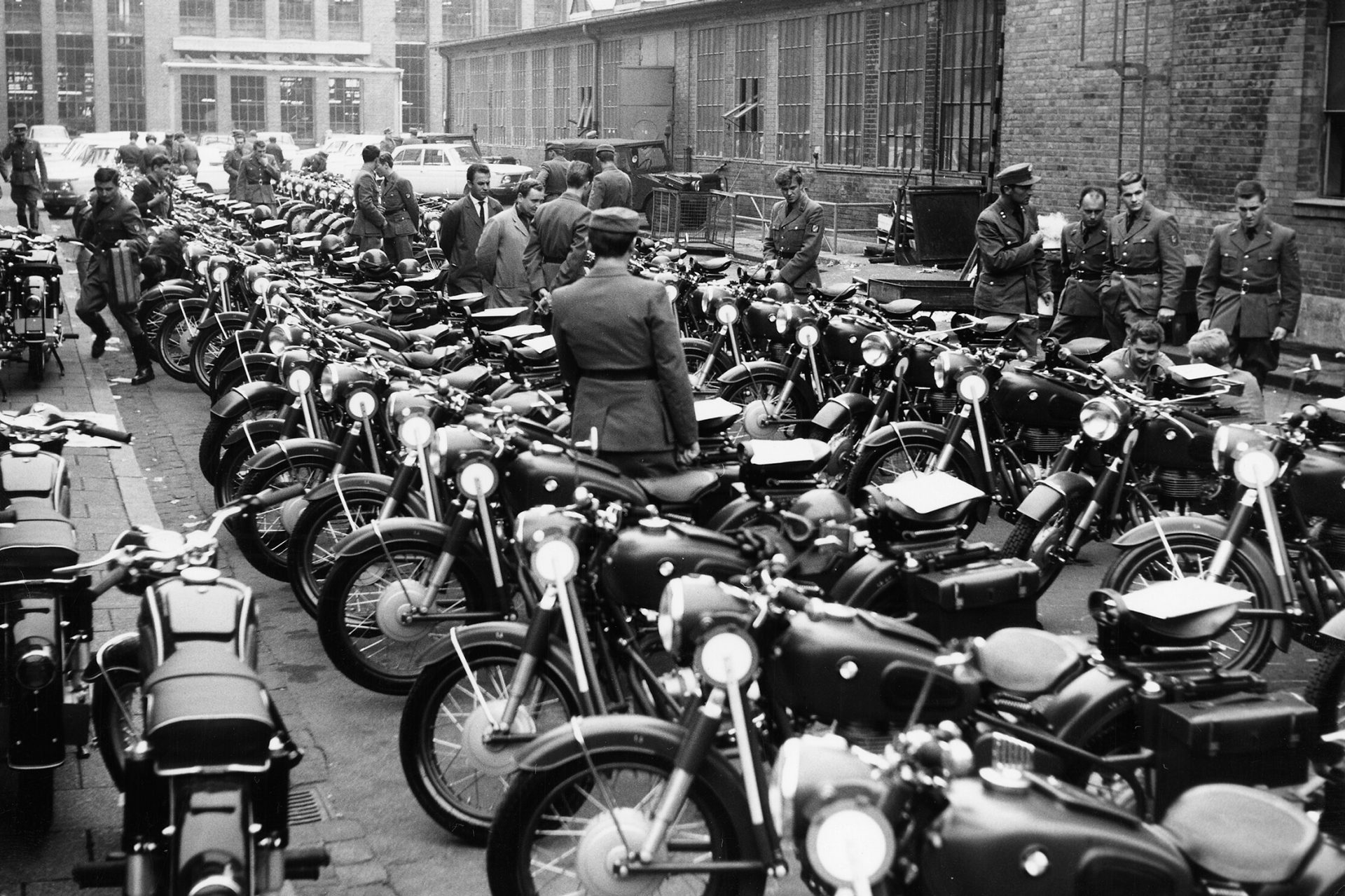 Motorradrennen in Schwarz-Weiss