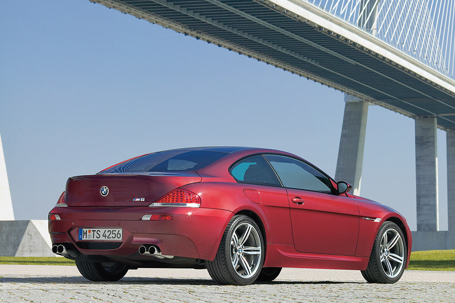 Ein roter BMW M6 in der Rückansicht.