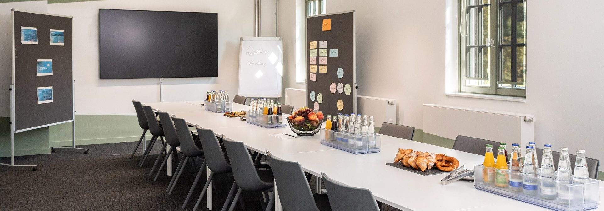 BMW Classic Konferenzraum mit langem Tisch und Stühlen, ideal für geschäftliche Besprechungen und Diskussionen.