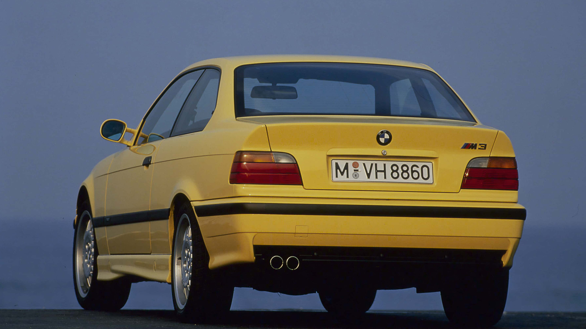 Heckansicht eines gelben BMW M3 der dritten Generation 3er BMW