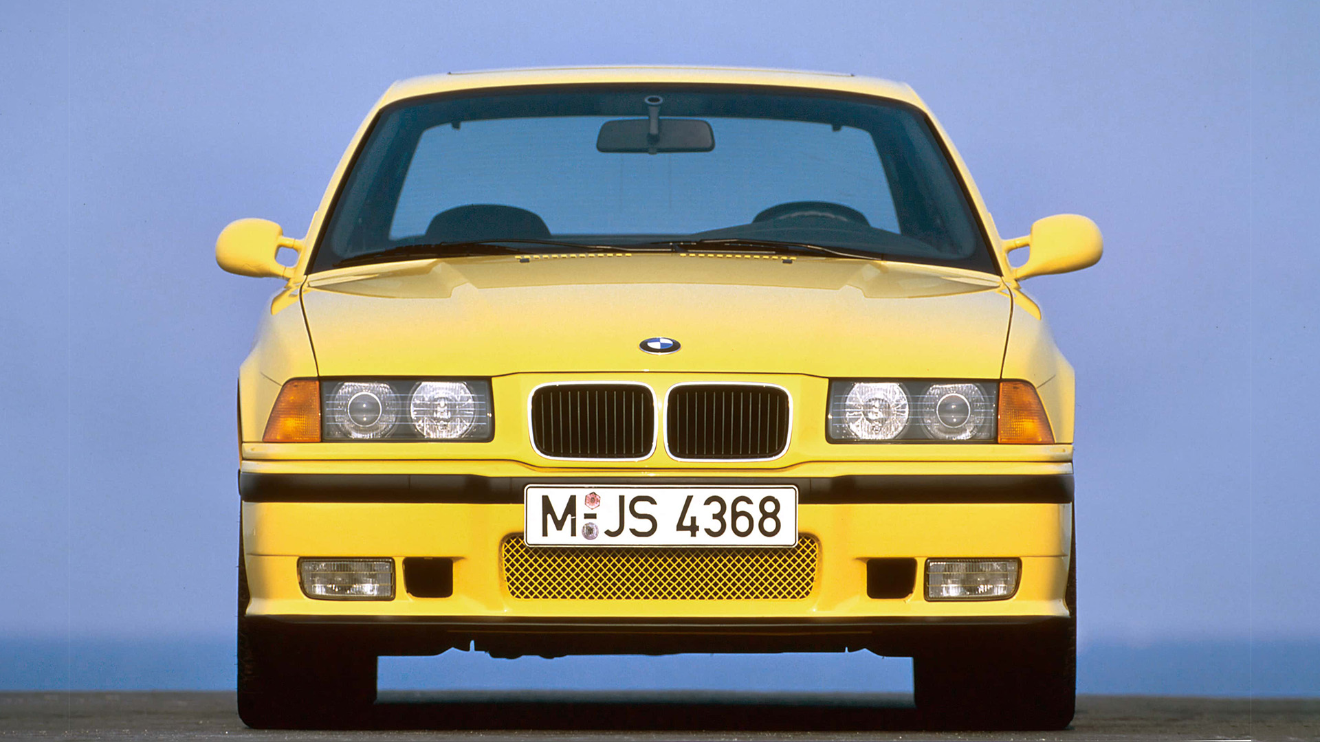 Frontansicht eines gelben 3er BMW der dritten Generation