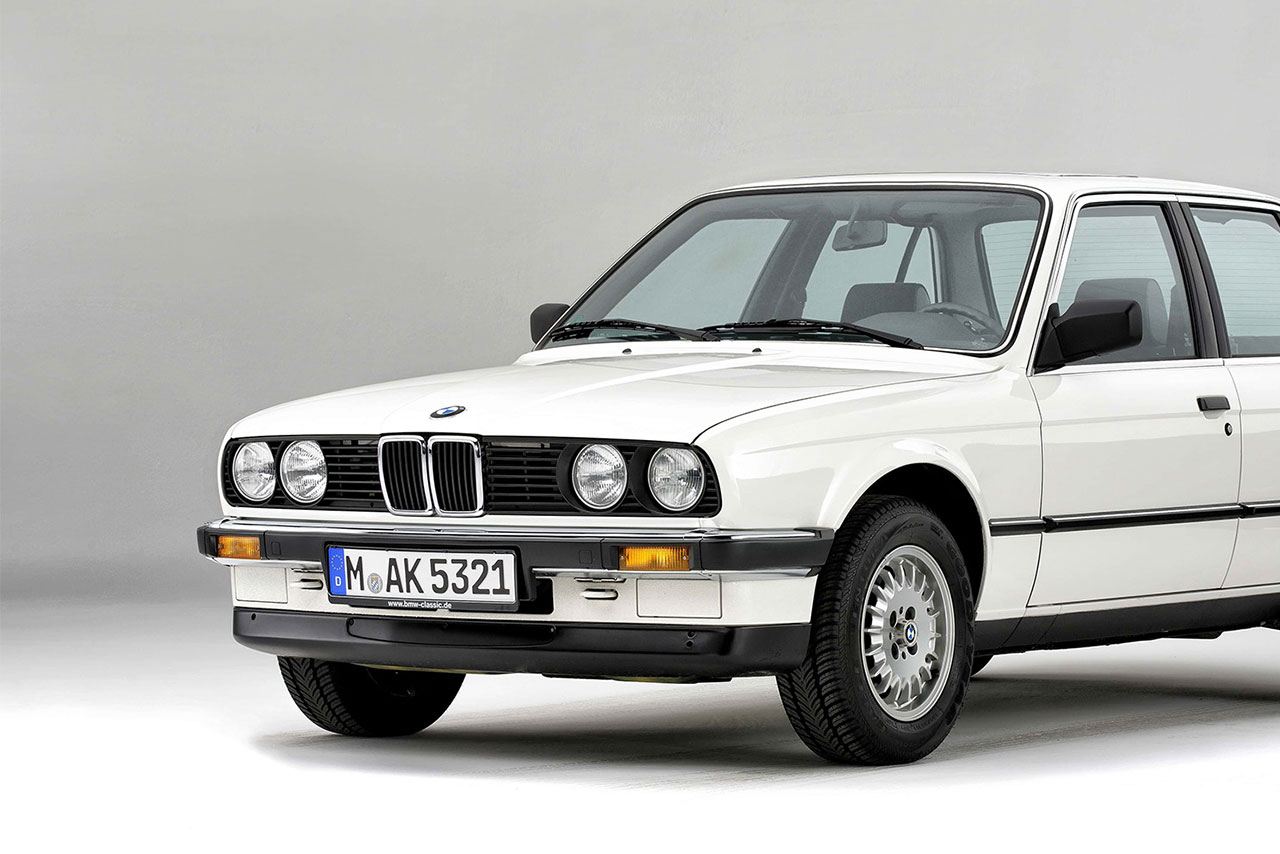 Frontansicht eines weißen 3er BMW der 2. Generation vor einem weißen Hintergrund.