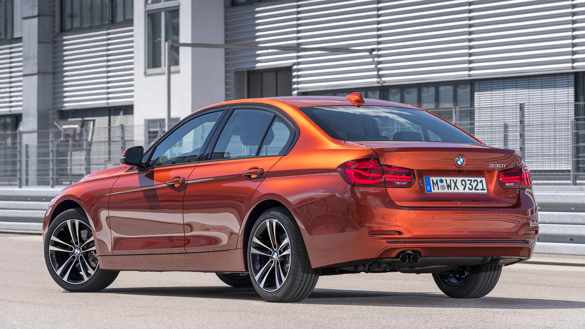 Heckansicht eines orangenen 3er BMWs der 6. Generation