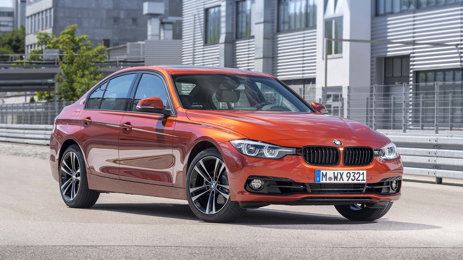 Frontansicht eines 3er BMW der 6. Generation in der Stadt