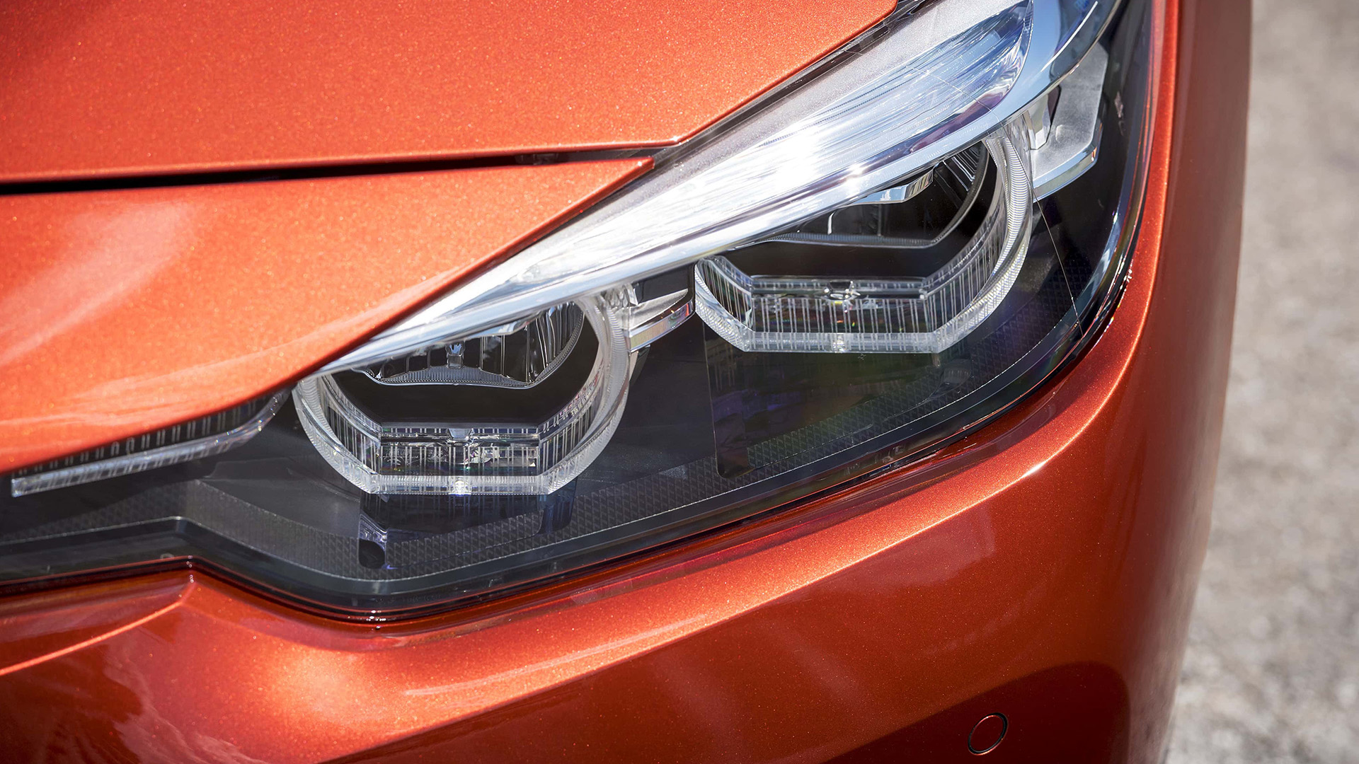 Der Scheinwerfer eines 3er BMW der 6. Generation