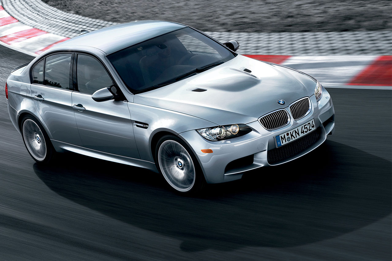 Frontansicht eines 3er BMW der 5. Generation auf der Rennstrecke