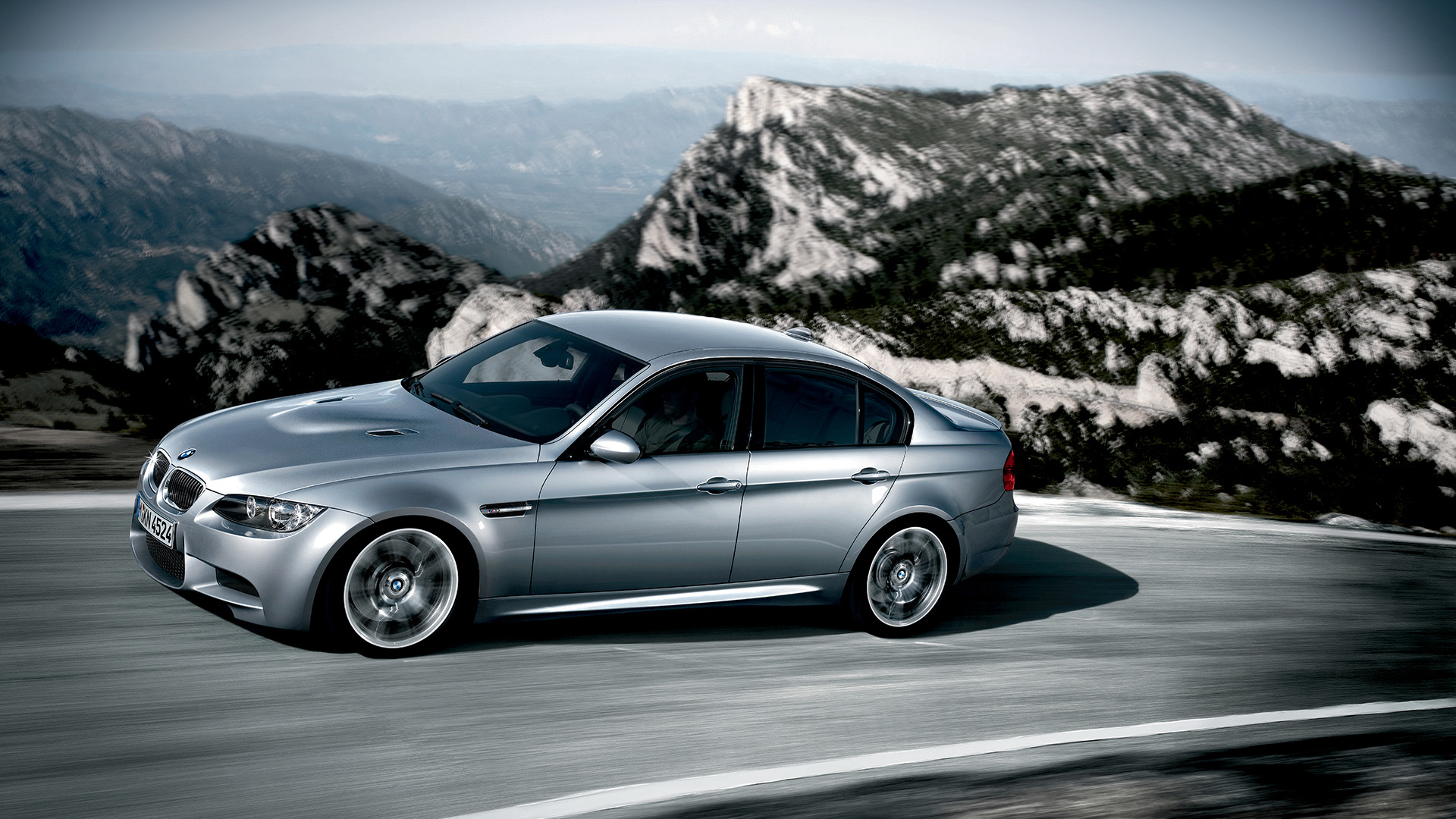 #er Bmw der 5. Generation auf einer Straße in den Bergen