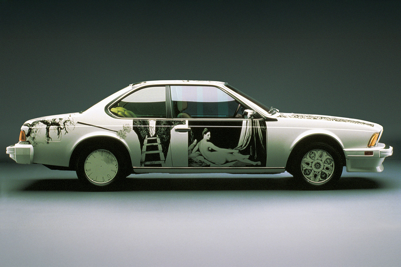 BMW 635 CSi bemalt von Robert Rauschenberg mit einer Frau im antiken Bild stil darauf