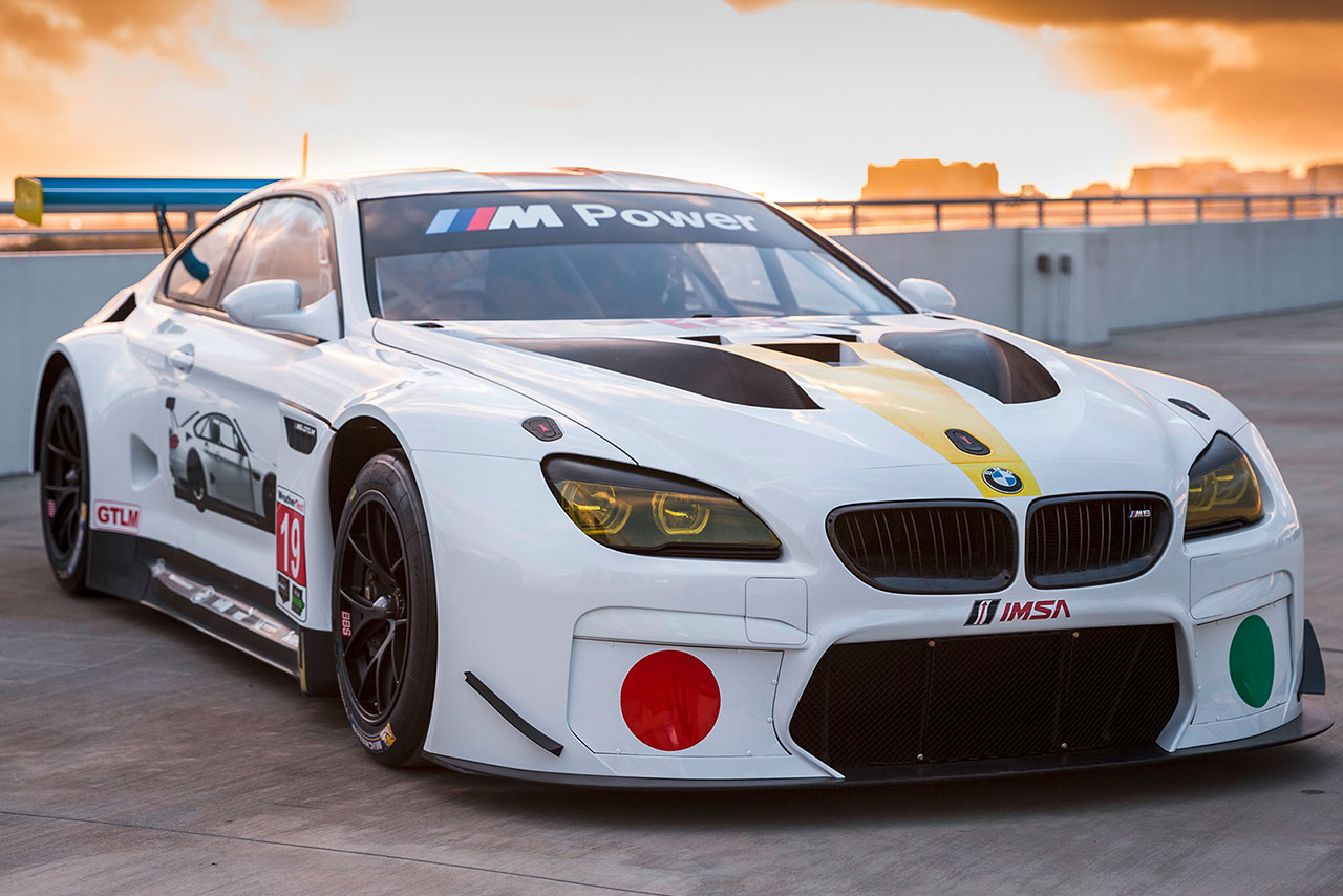 Weißer BMW M6 GT mit einem roten und einem grünen punkt auf der Front.