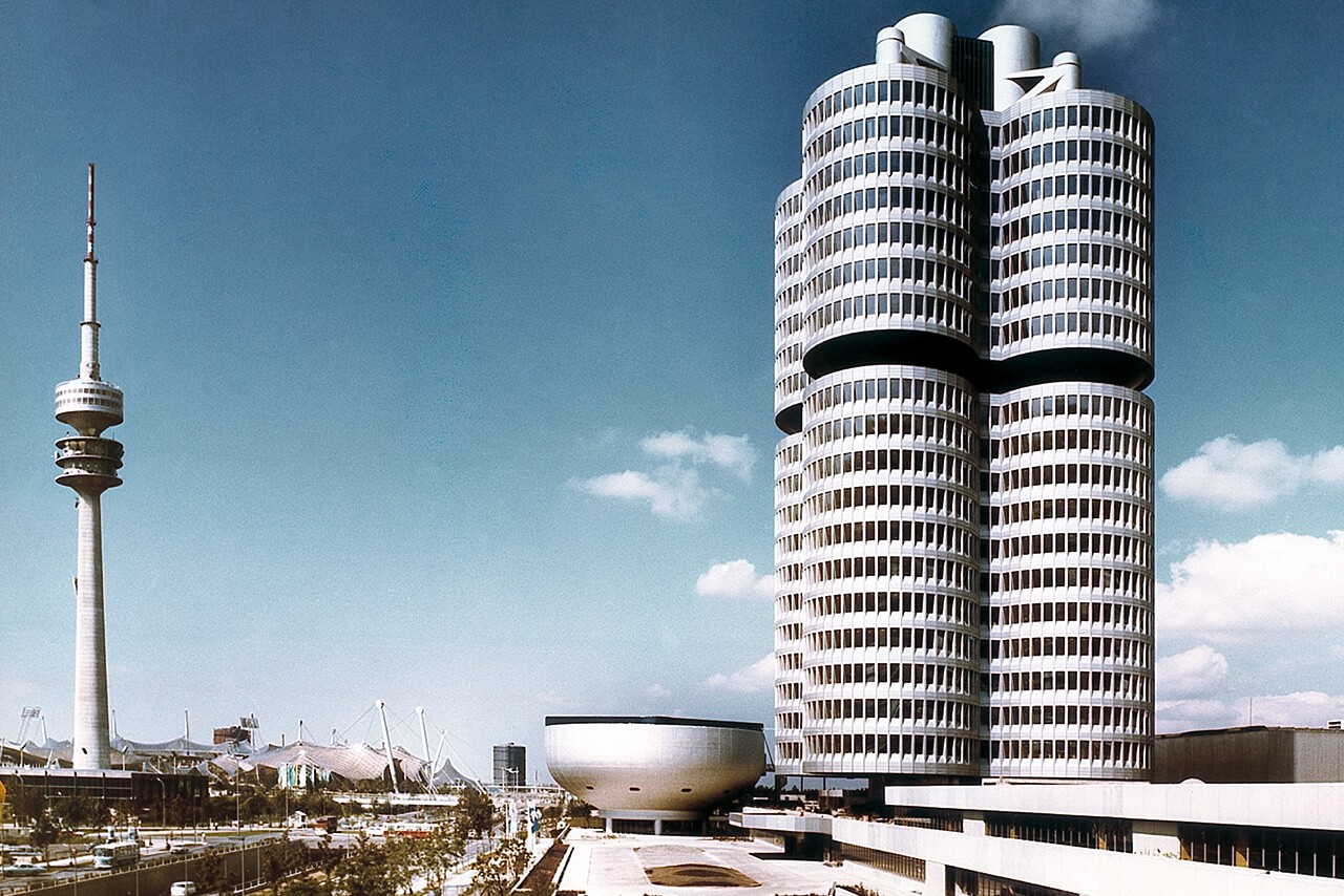 Vorderansicht der BMW Gebäude.