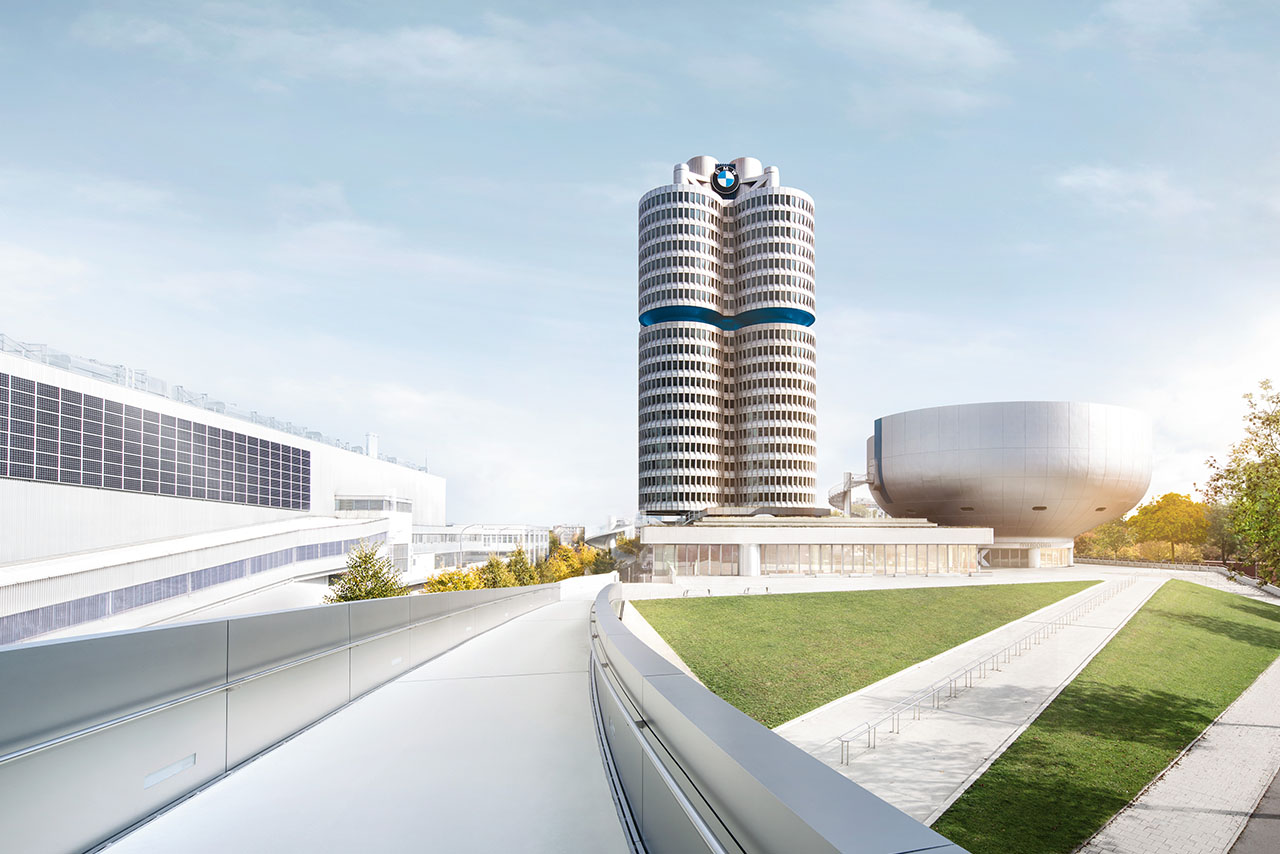 Frontalansicht der BMW Gebäude.