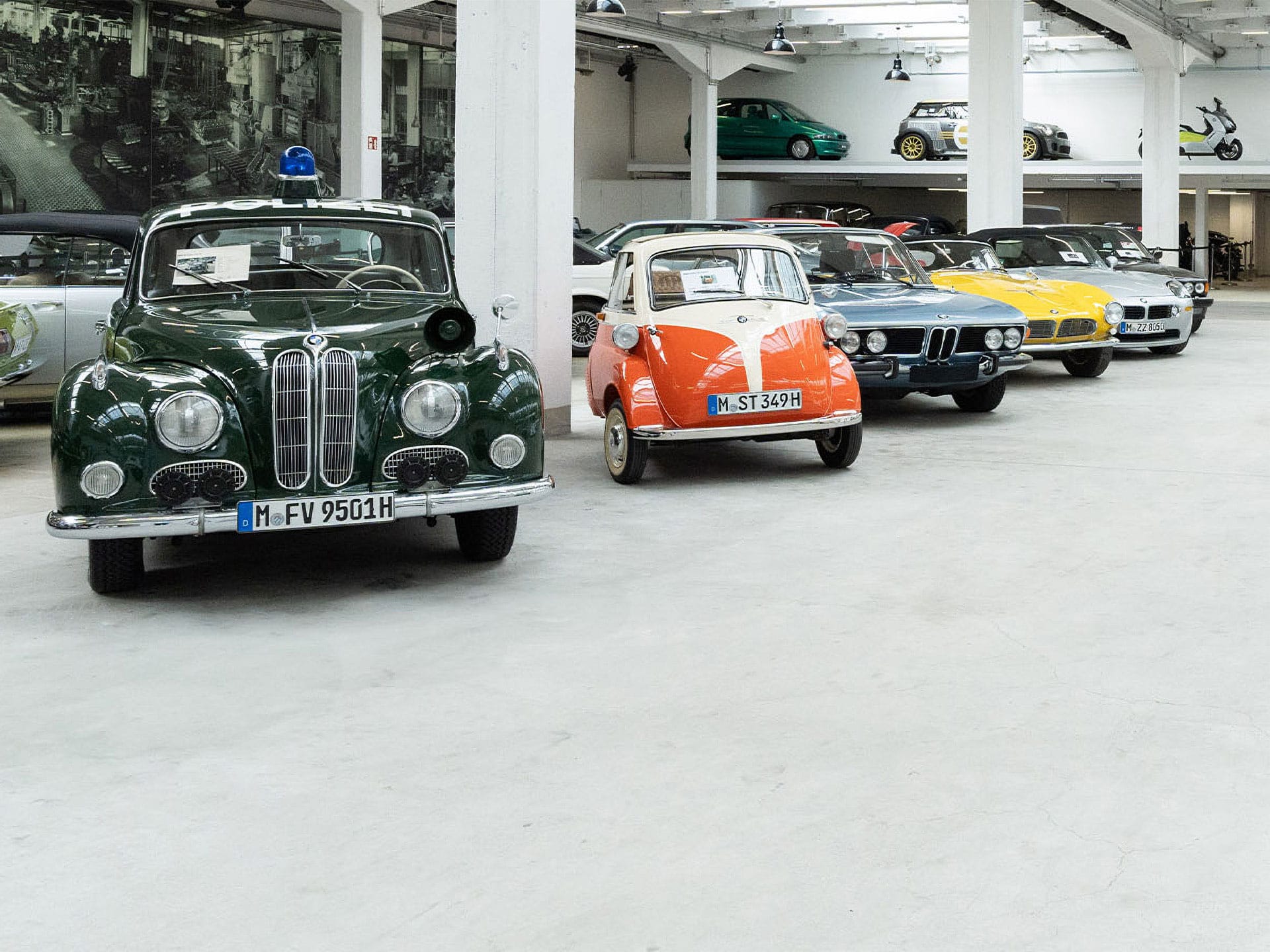 Ausstellung verschiedener Modelle in den Räumen von BMW Classic.