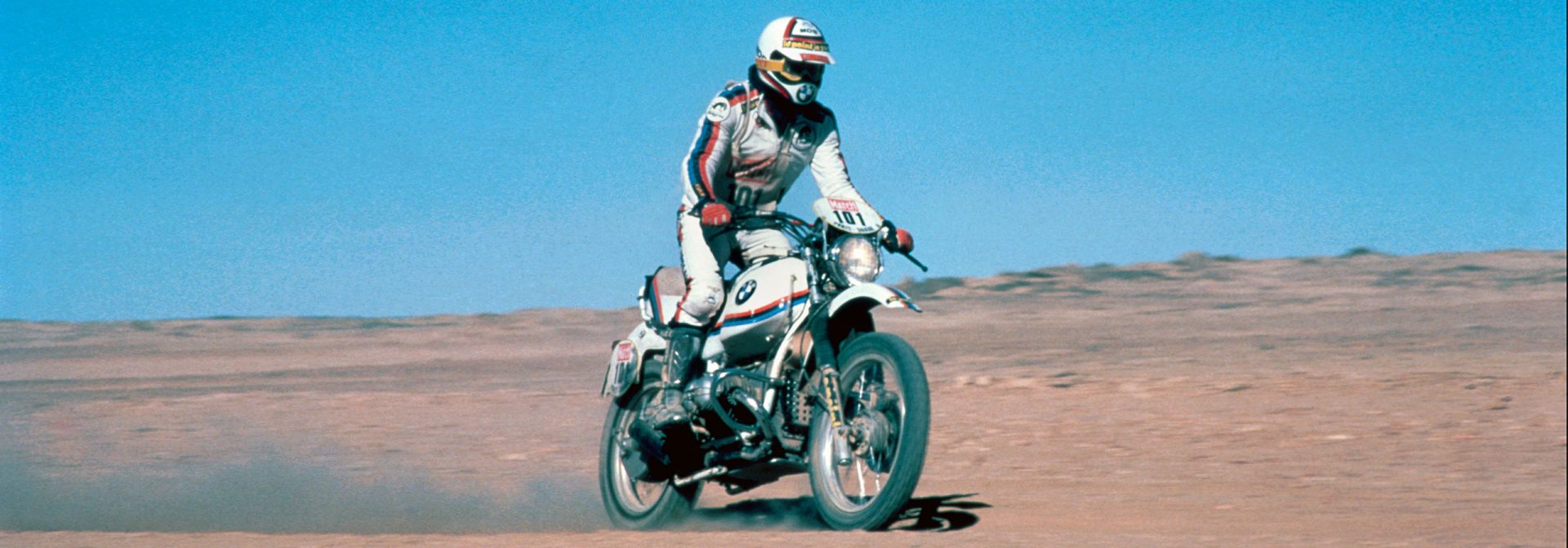 Fahrer auf dem BMW Boxer bei Fernrallye Paris-Dakar.
